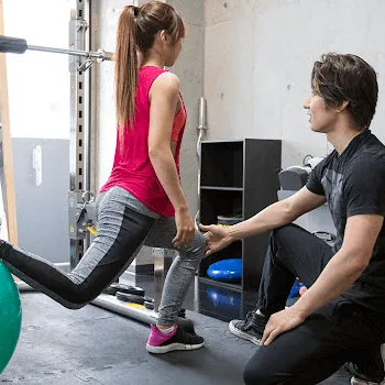 B CONCEPT 全国29店舗のパーソナルジムのトレーニングを受けている様子