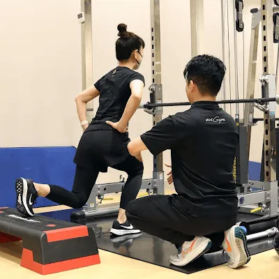 evi Gym 全国11店舗のパーソナルジムのトレーニングを受けている様子