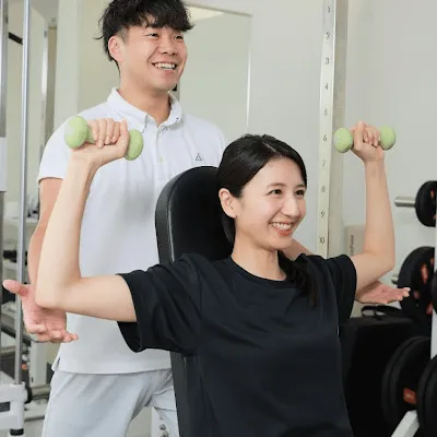 かたぎり塾 全国281店舗のパーソナルジムのトレーニングを受けている様子