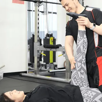 MIYAZAKI GYM 全国31店舗のパーソナルジムのトレーニングを受けている様子