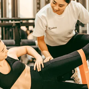 UNDEUXSBODYのパーソナルジムのトレーニングを受けている様子