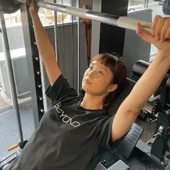 BEYOND福岡天神店のパーソナルジムのトレーニングを受けている様子