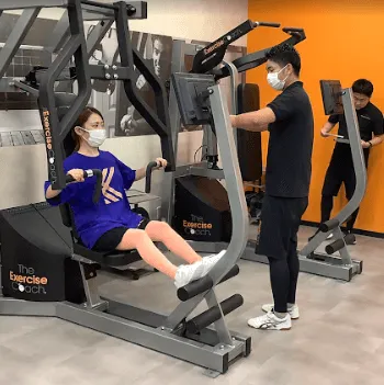 エクササイズコーチ博多マルイ店のパーソナルジムのトレーニングを受けている様子