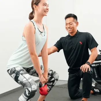 パーソナルジムRatのパーソナルジムのトレーニングを受けている様子