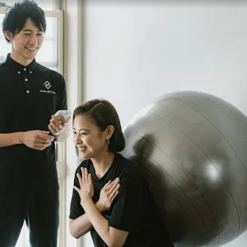 RITA-STYLE博多店のパーソナルジムのトレーニングを受けている様子