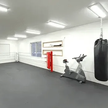 ADVANCEのパーソナルジムのトレーニングを受けるトレーニングルーム