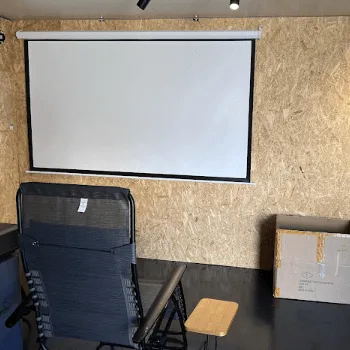 hood trainingのパーソナルジムのトレーニングを受ける店舗内の様子