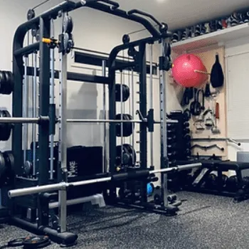 KONFiDO 本店のパーソナルジムのトレーニングで使用するトレーニング器具