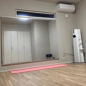 KONFiDO 本店のパーソナルジムのトレーニングを受けるトレーニングルーム