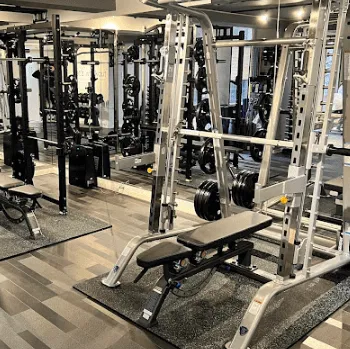 BEYOND 神戸元町店のパーソナルジムのトレーニングを受けるトレーニングルーム