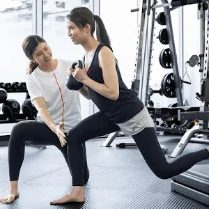 Dr.TRAINING 神戸三宮店のパーソナルジムのトレーニングを受けている様子