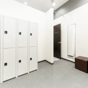 エクササイズコーチ 三宮店のパーソナルジムのトレーニングを受ける前のロッカールーム