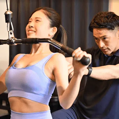 FAITH パーソナルジム  西宮今津駅前店のパーソナルジムのトレーニングを受けている様子