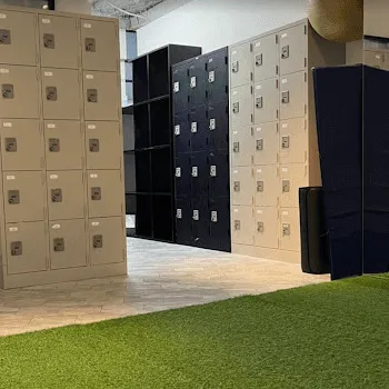 FITNESS GYM WESTのパーソナルジムのトレーニングを受ける前のロッカールーム