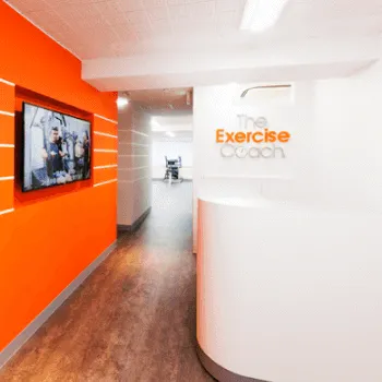 エクササイズコーチ 四条烏丸店のパーソナルジムのトレーニングを受ける店舗のエントランス