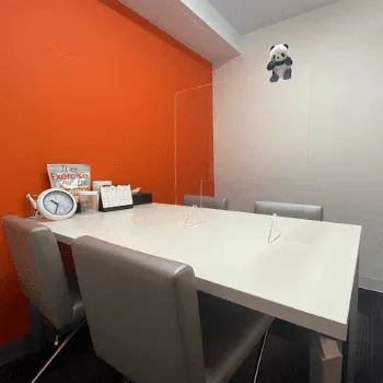 エクササイズコーチ 四条烏丸店のパーソナルジムのトレーニングを受ける前のカウンセリングルーム