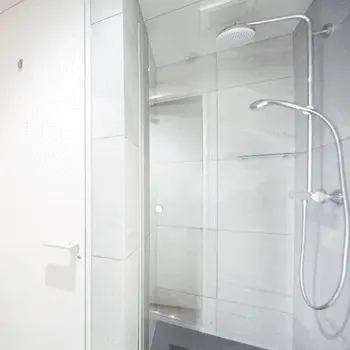 RACINE 京都四条烏丸のパーソナルジムのトレーニング後のシャワールーム