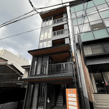 SPACE GYM 京都烏丸のパーソナルジムのトレーニングを受ける店舗の外観