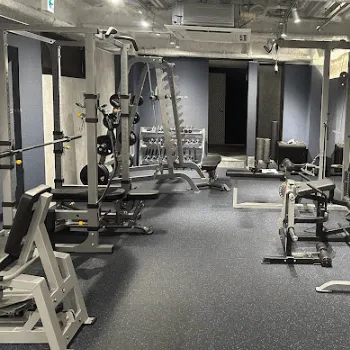 SPACE GYM 京都烏丸のパーソナルジムのトレーニングを受けるトレーニングルーム