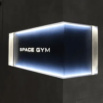 SPACE GYM 京都烏丸のパーソナルジムの入り口のSPACE GYMというロゴ