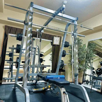 Alescoジム 名古屋駅前店のパーソナルジムのトレーニングで使用するトレーニング器具