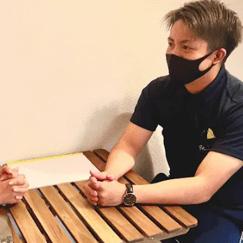 Alescoジム 名古屋駅前店のパーソナルジムのトレーニングを受ける前のカウンセリングの様子