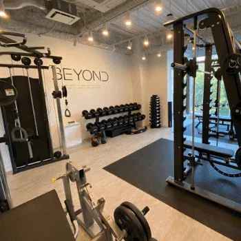 BEYOND 名古屋栄店のパーソナルジムのトレーニングを受けるトレーニングルーム