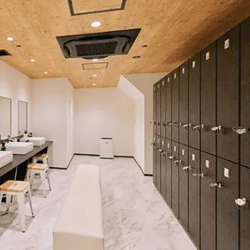 チキンジム 名古屋栄店のパーソナルジムのトレーニングを受ける前のロッカールーム