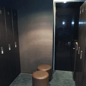 RIZAP 名古屋栄店のパーソナルジムのトレーニングを受ける前のロッカールーム