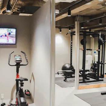 UNDEUX SUPERBODY 名古屋スタジオのパーソナルジムのトレーニングを受けるトレーニングルーム