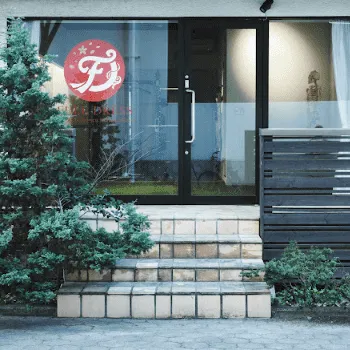 FULL DRESSのパーソナルジムのトレーニングを受ける店舗の入り口