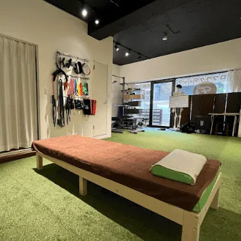 FULL DRESSのパーソナルジムのトレーニング後のマッサージを受ける施術台