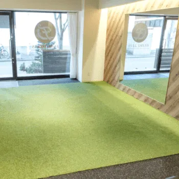 FULL DRESSのパーソナルジムのトレーニングを受けるトレーニングルーム