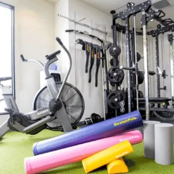 Studio108のパーソナルジムのトレーニングを受けるトレーニングルーム