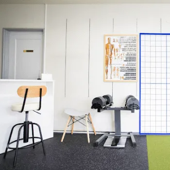 Studio108のパーソナルジムのトレーニングを受ける店舗内の様子