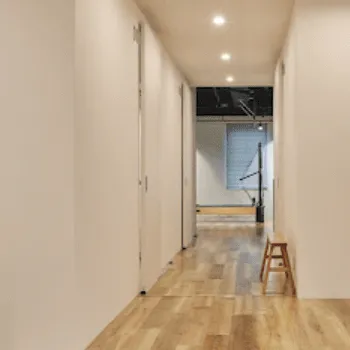 ザリフォーマーのパーソナルジムのトレーニングを受ける店舗内の廊下