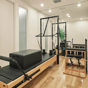 ザリフォーマーのパーソナルジムのトレーニングで使用するトレーニング器具