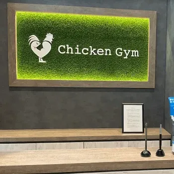 チキンジム沖縄那覇店のパーソナルジムのトレーニングを受ける前の受付