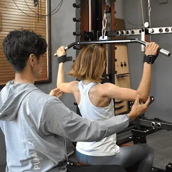 Feel-LIght.FITのパーソナルジムのトレーニングを受けている様子