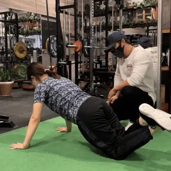 イチ那覇市旭橋店のパーソナルジムのトレーニングを受けている様子