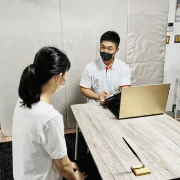 プリッツジム那覇店のパーソナルジムのトレーニングを受ける前のカウンセリングの様子