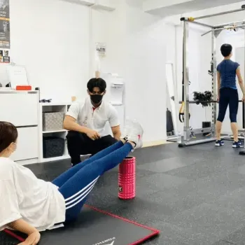 プリッツジム那覇店のパーソナルジムのトレーニングを受けている様子