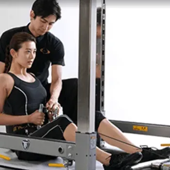 RIZAP那覇店のパーソナルジムのトレーニングを受けている様子