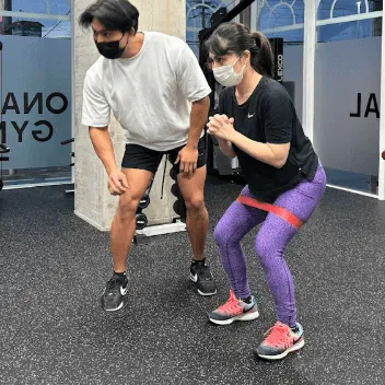 THE PERSONAL GYM沖縄那覇店のパーソナルジムのトレーニングを受けている様子