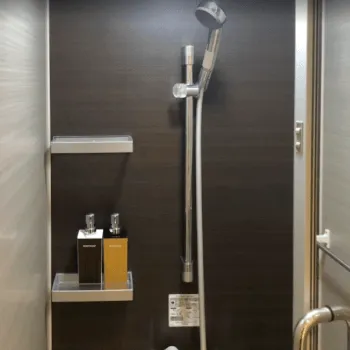 24/7Workout大阪心斎橋店のパーソナルジムのトレーニングを受けた後のシャワー室