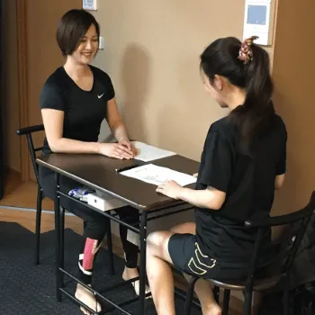 OUT LINE天王寺店のパーソナルジムのトレーニングを受ける前のカウンセリングの様子