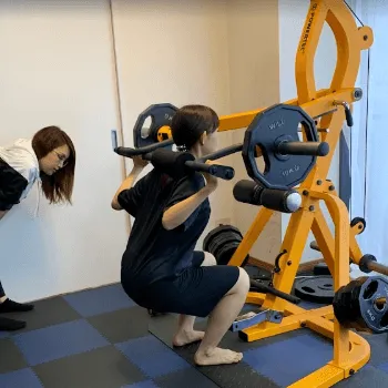 OUT LINE天王寺店のパーソナルジムのトレーニングを受けている様子