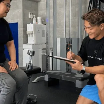 SPACE GYM心斎橋のパーソナルジムのトレーニングを受ける前のカウンセリングの様子