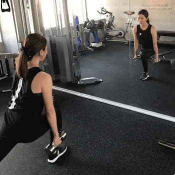 SPACE GYM心斎橋のパーソナルジムのトレーニングを受けている様子