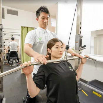 チキンジム心斎橋店のパーソナルジムのトレーニングを受けている様子